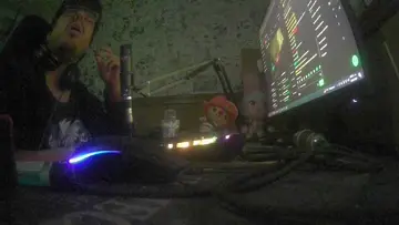 SE PAJEA CON LA WEA EN LA REJA