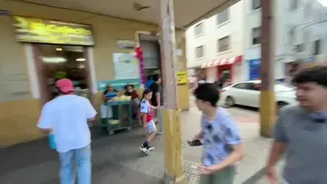 Pruebo la galleta que le vendi XD