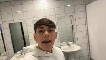 intentando molestar al bro