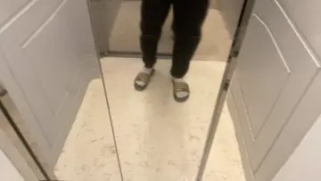 المصعد طفى على خالد هههههههه