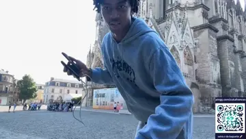 angolano é visto tentando tirar foto