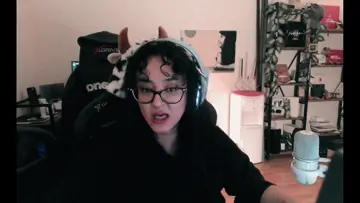Chat Ezra in erkek olduğunu öğreniyor