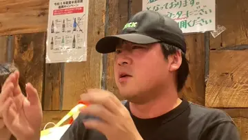 緑、ユキの太ももを触る