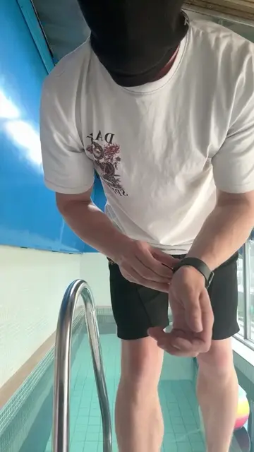 Skok do bazenu za suba