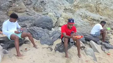 SE LE CAE LA COMIDA