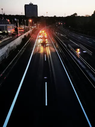 @FotoVorschlag 
Letzte Woche wurde auf der #A40 zwischen Essen und Mülheim neuer, sogenannter 'Flüsterasphalt' aufgebracht. Dazu war die  ***Hauptschlagader des Ruhrgebiets*** für 1 Woche gesperrt. Plötzlich war die #Stille laut wahrnehmbar!

Jetzt rollt der Verkehr wieder. Allerdings leiser. Auf diesem Foto vom 29.07. war es jedoch noch **'nicht fertig!'** #fotovorschlag

#photography #roadconstr