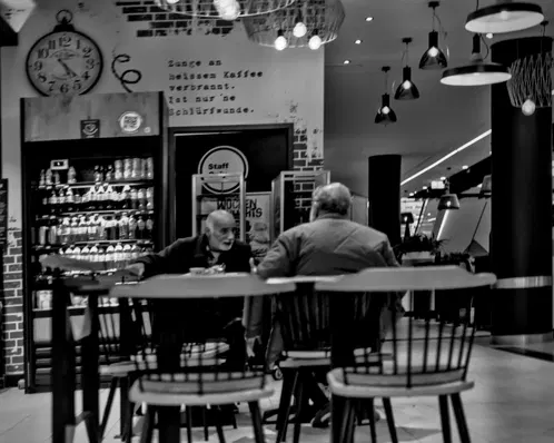 #guettisknippse unterhält sich manchmal auch... 
**small talk** - Ein kleines Gespräch unter Freunden.
. 
A little chat amongst friends.
.
Ich weiß, das Bild ist alles andere als perfekt, aber für mich hat es seinen ganz eigenen Reiz.
.
#darktable #photography #blackandwhite #monochrome #streetphotography #urbanphotography #people