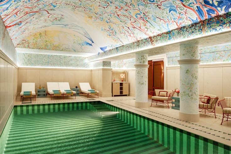 Discover the luxurious rooms and suites of our luxury hotel 