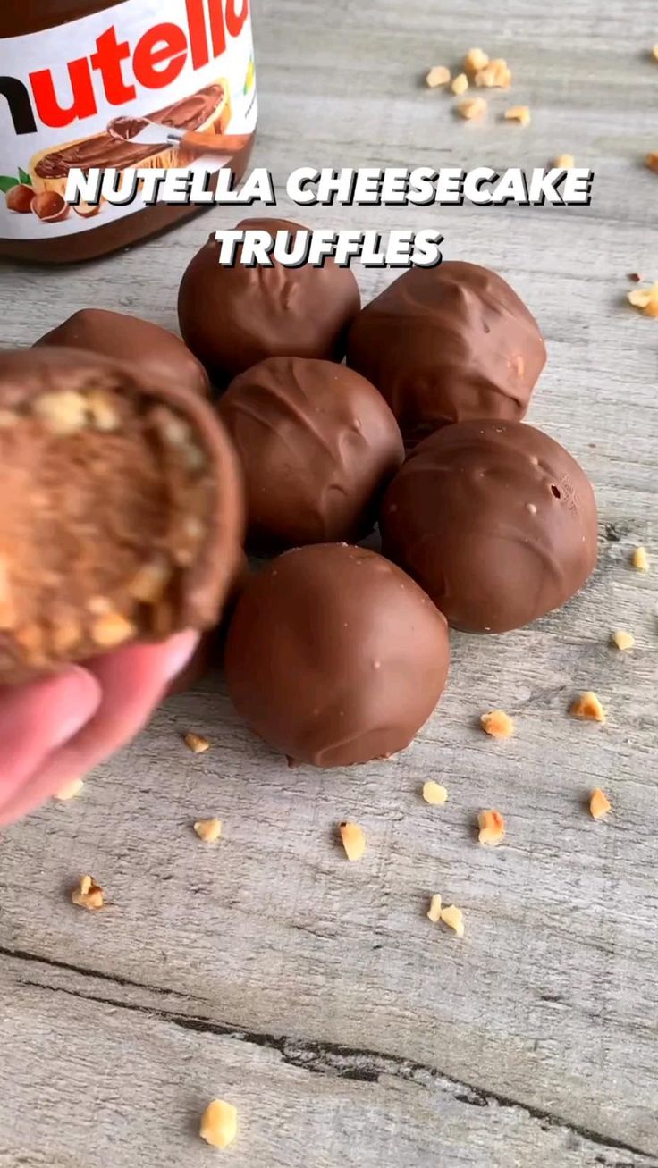 A soft and creamy Nutella cheesecake filling, surrounded by 
