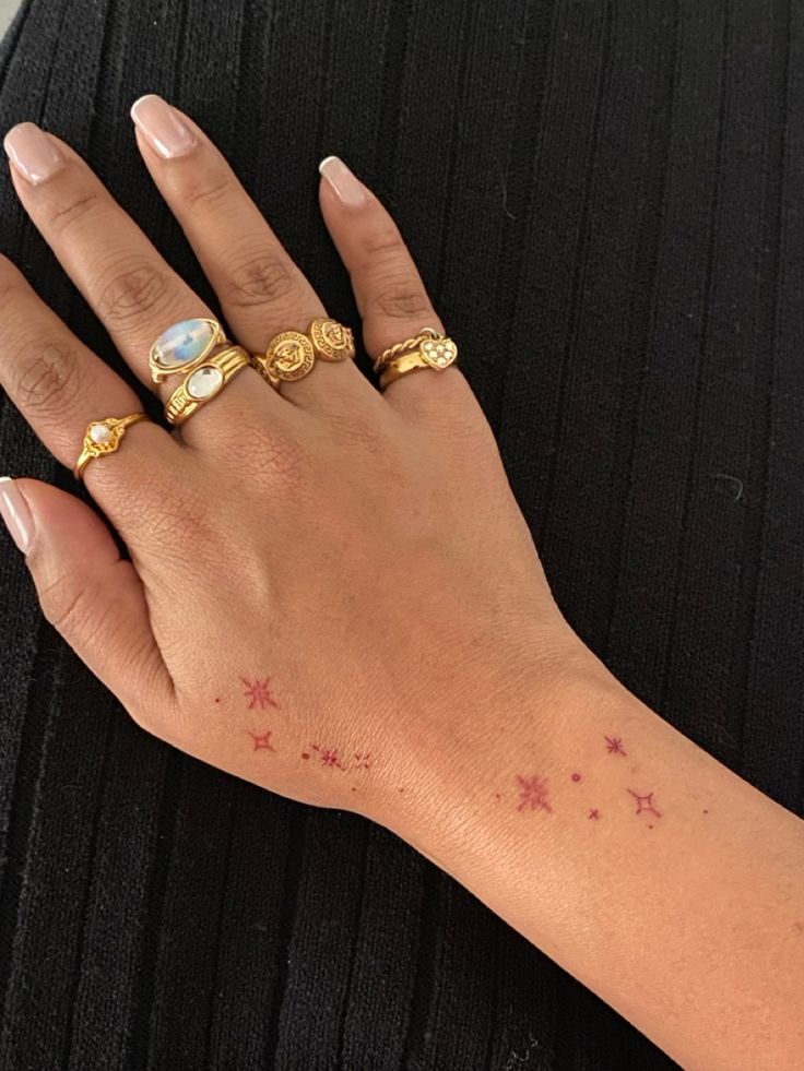 Tattoo red ink tan skin little stars #redtattoo #handtattoos