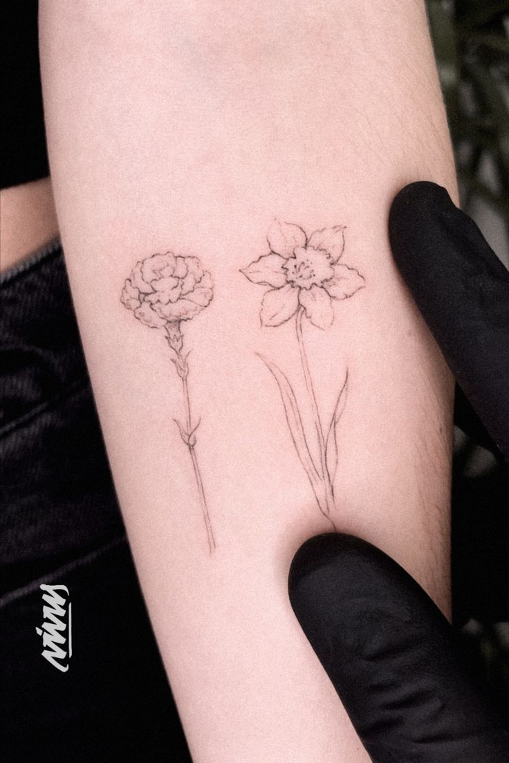 Tattoo of two flowers in fineline | CRAVO E NARCISO CARNATIO