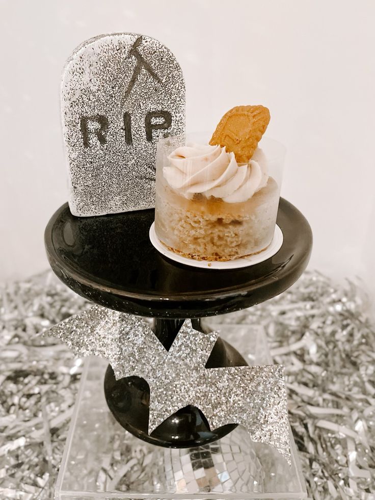 View the artistic collection of organic, locally made cakes 