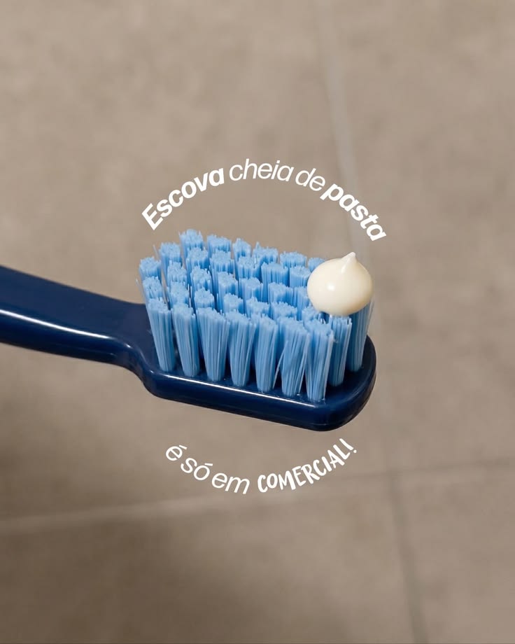 Muita pasta na escova não limpa mais… só desperdiça.  As qua
