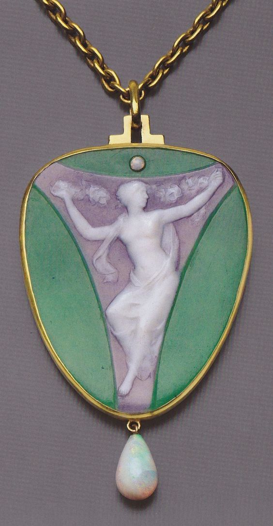 René Lalique | An Art Nouveau pendant necklace with a figure