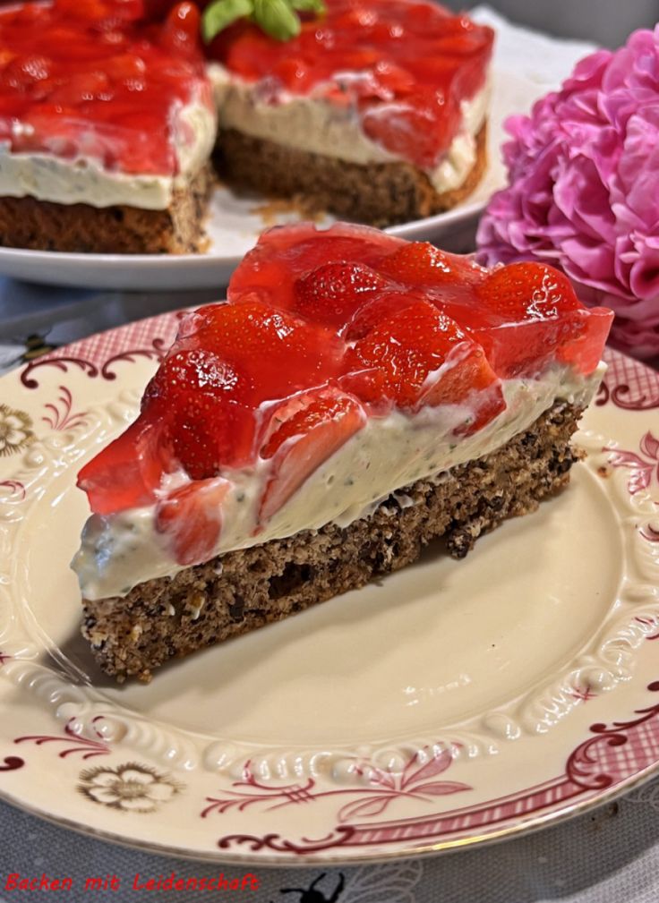 Erfrischende, fruchtige Torte mit Erdbeeren und einer Creme 