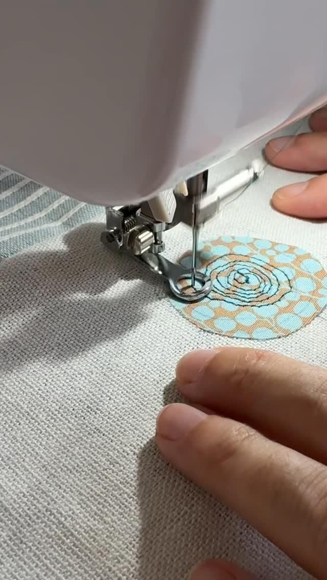 Decorando una tote bag para un regalito de cumple con la téc
