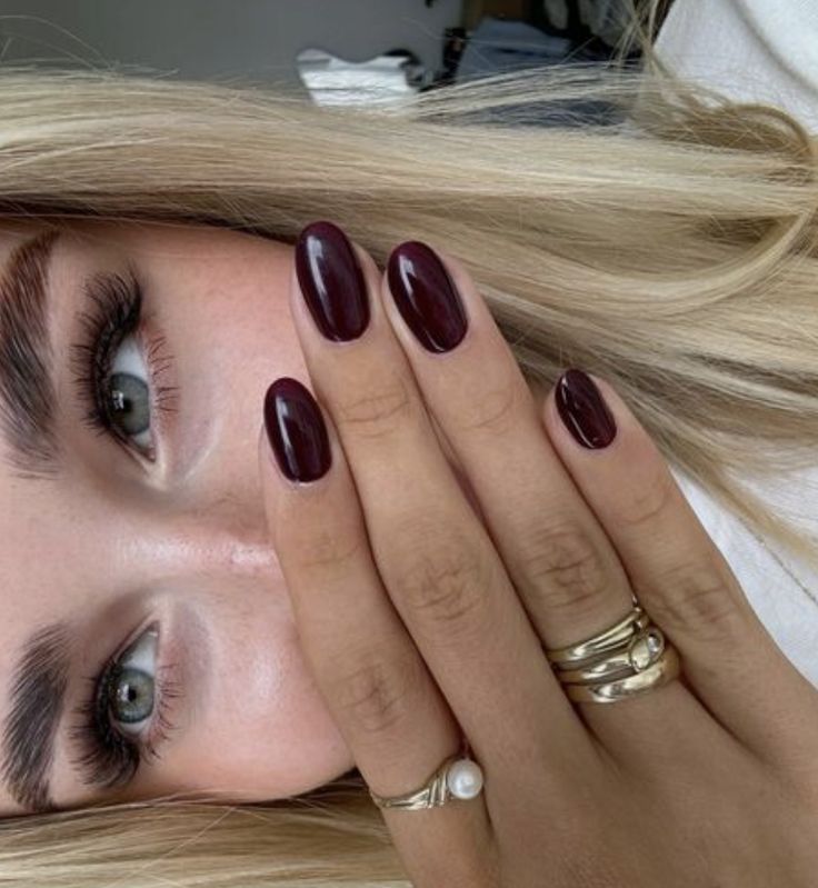 Sleek, soft, and sophisticated ❄️✨ These chic winter nail id