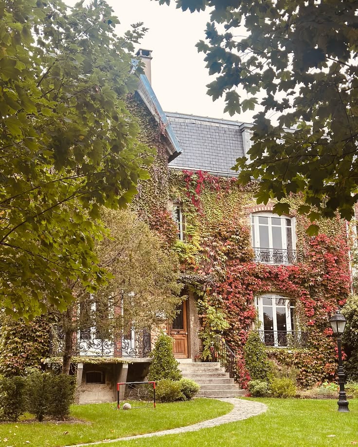 L’automne 🍁 lui va si bien ❤️. La maison a revêtu sa plus be