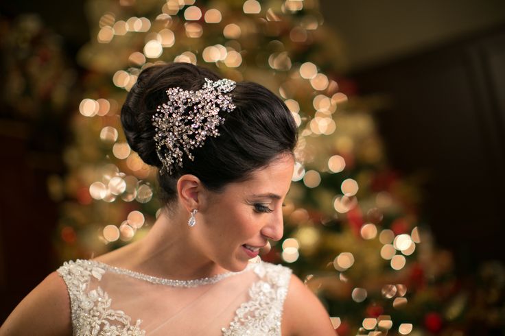 Timeless and classic bridal look by Amanda #NYEWedding #Chri
