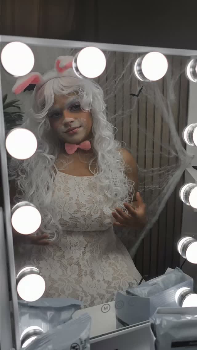 A bunny 🐰 it's getting ready....

.
.
.
.
.
#halloweenmakeup