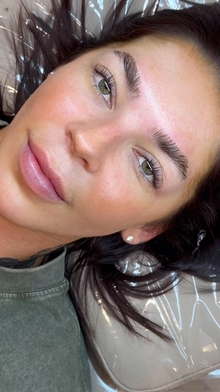Wake up looking polished. ✨

A lash lift + brow lamination i