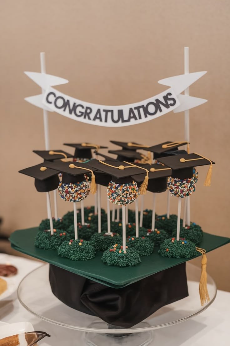 Celebrate graduation with these adorable graduation cap cake