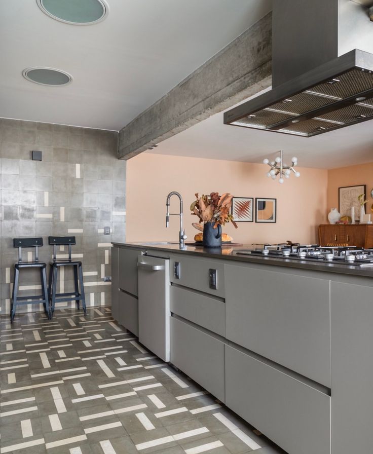 Uma cozinha urbana em tons de cinza com ladrilhos revestindo