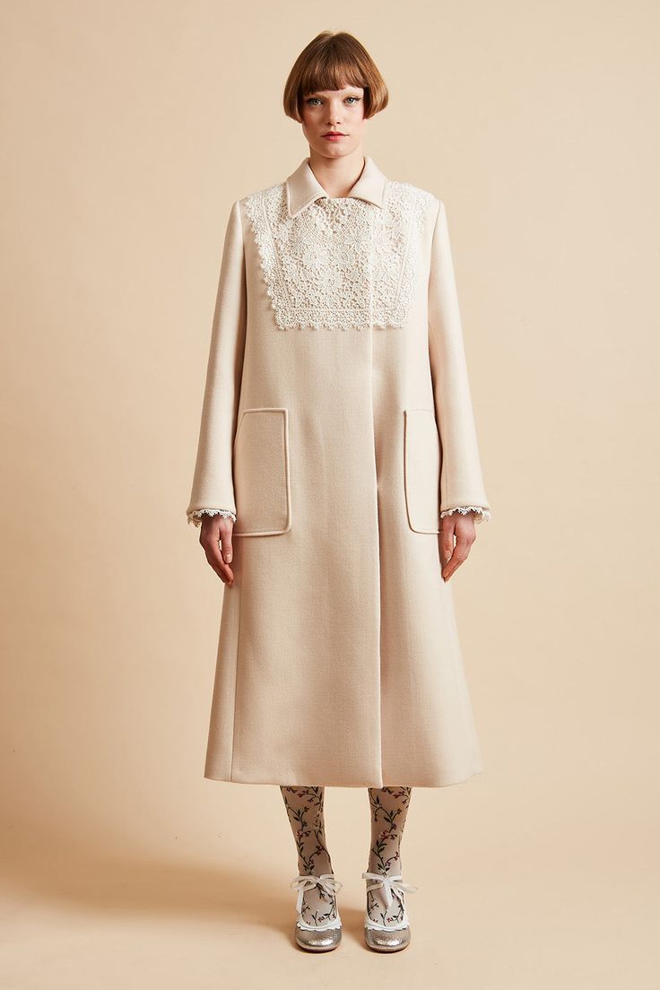 Manteau long avec plastron en dentelle