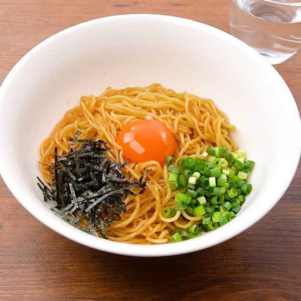 焼きそば用の蒸し中華麺を使って家で油そばを作ります！本格的な味わいをお楽しみいただけます♪トッピングはお好みに合わせてア