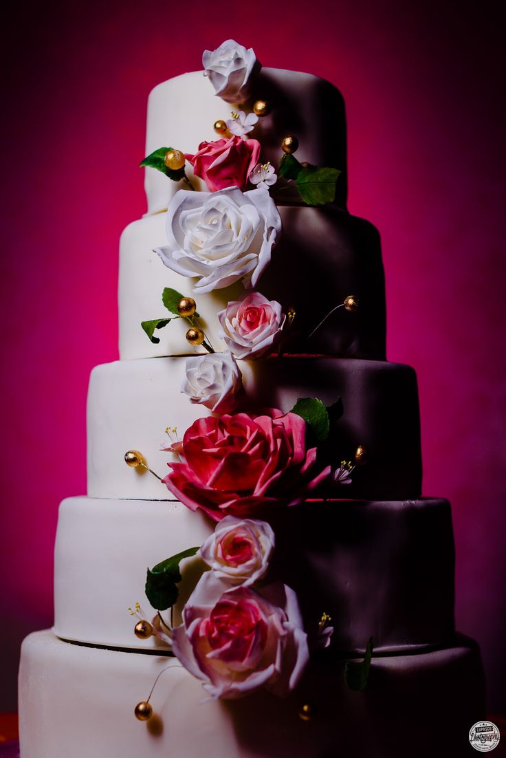 We just love wedding cakes, don't you????? At every wedding 
