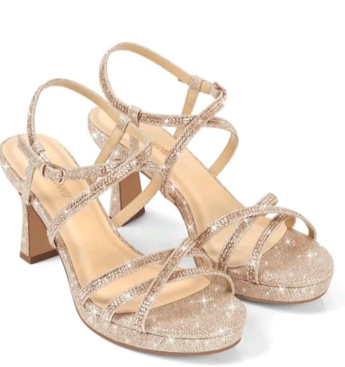 This glamorous set features elegant champagne gold platform 
