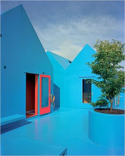 Une maison bleue posée sur le toit d'un immeuble à Rotterdam