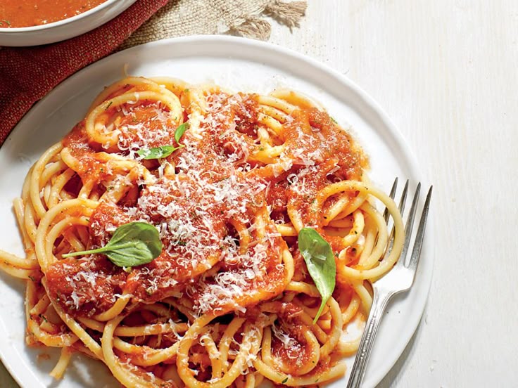 The Secret to Making Sauce Actually Cling to Your Pasta Nood