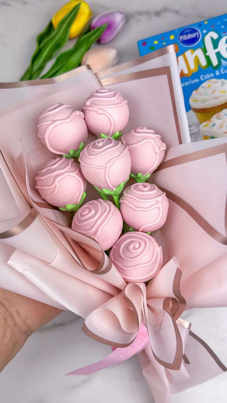 Maria Gomez | Simple rose cake pop bouquet from last year 💐 