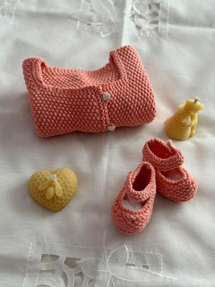Layette pour bébé fille, tricotée main , taille prématuré ( 