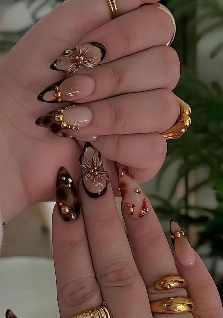 Chic and sophisticated, this abstract swirl nail design blen