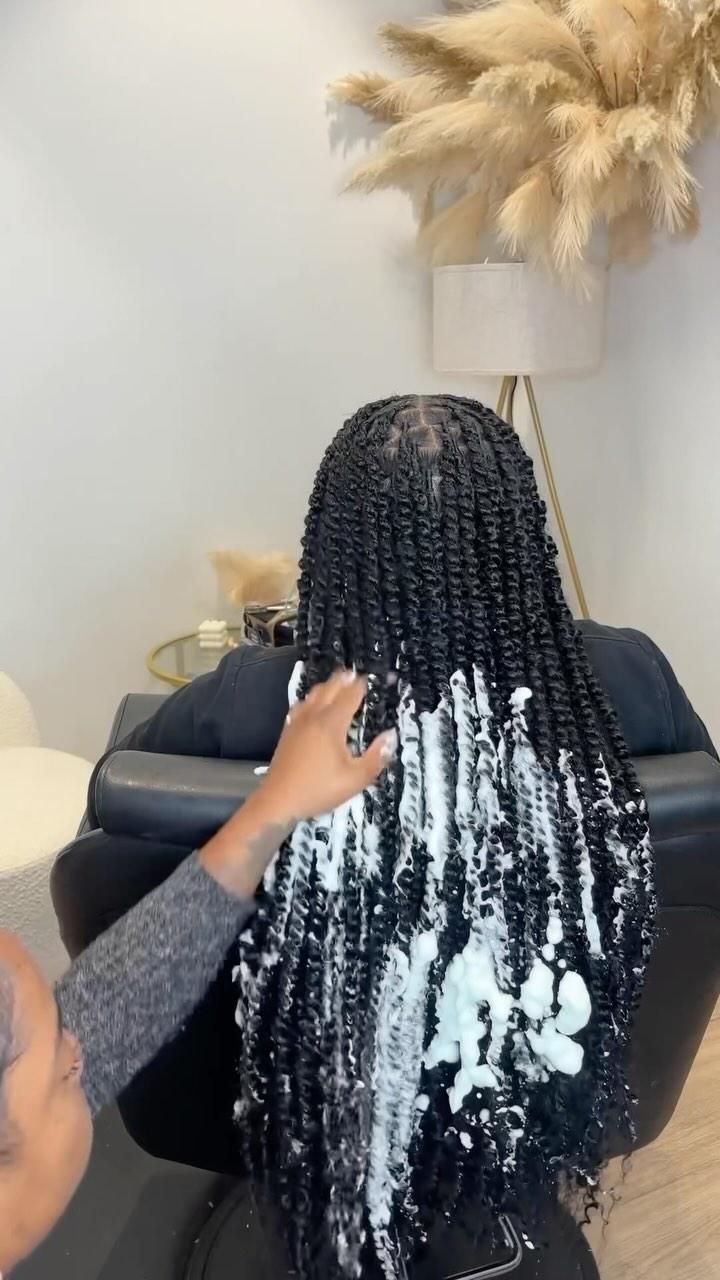 Passion Twists Inspo 😍 Recreate the look: 🌸Water wave croche