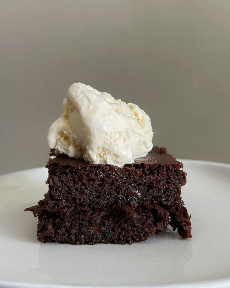 a mix between a chocolate cake and a cake like brownie <3 re
