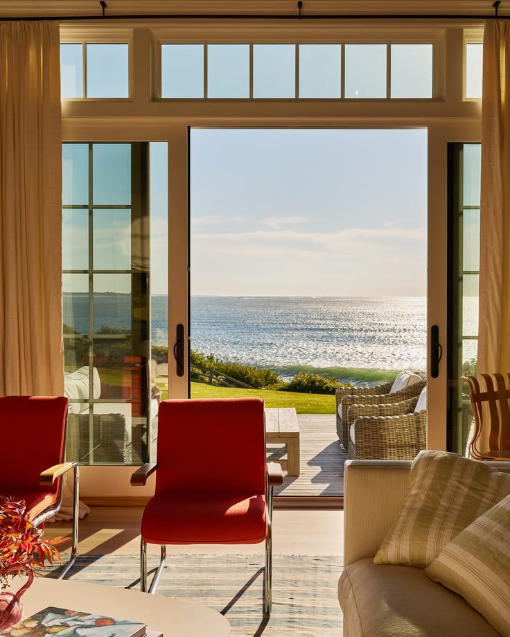 On Fishers Island, the water is hard to ignore. ELLE Decor A