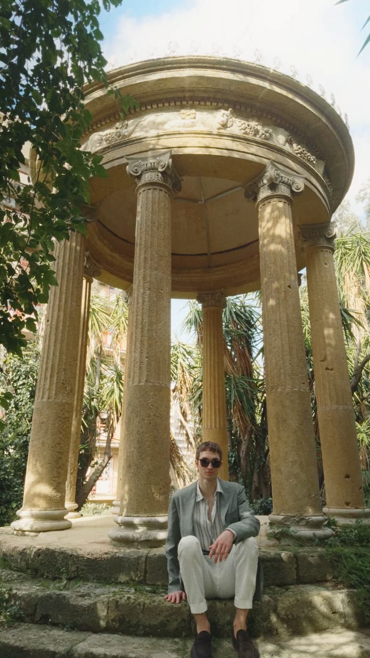 Same scene, new stance: linen ease meets lilac suiting. Get 