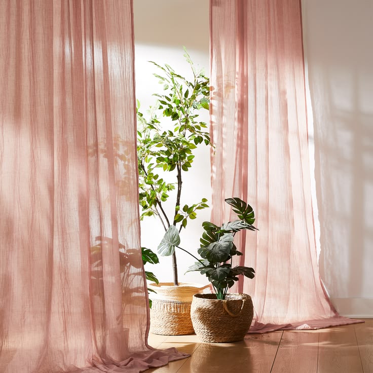 This sheer curtain impresses with airy pastel shades and yar