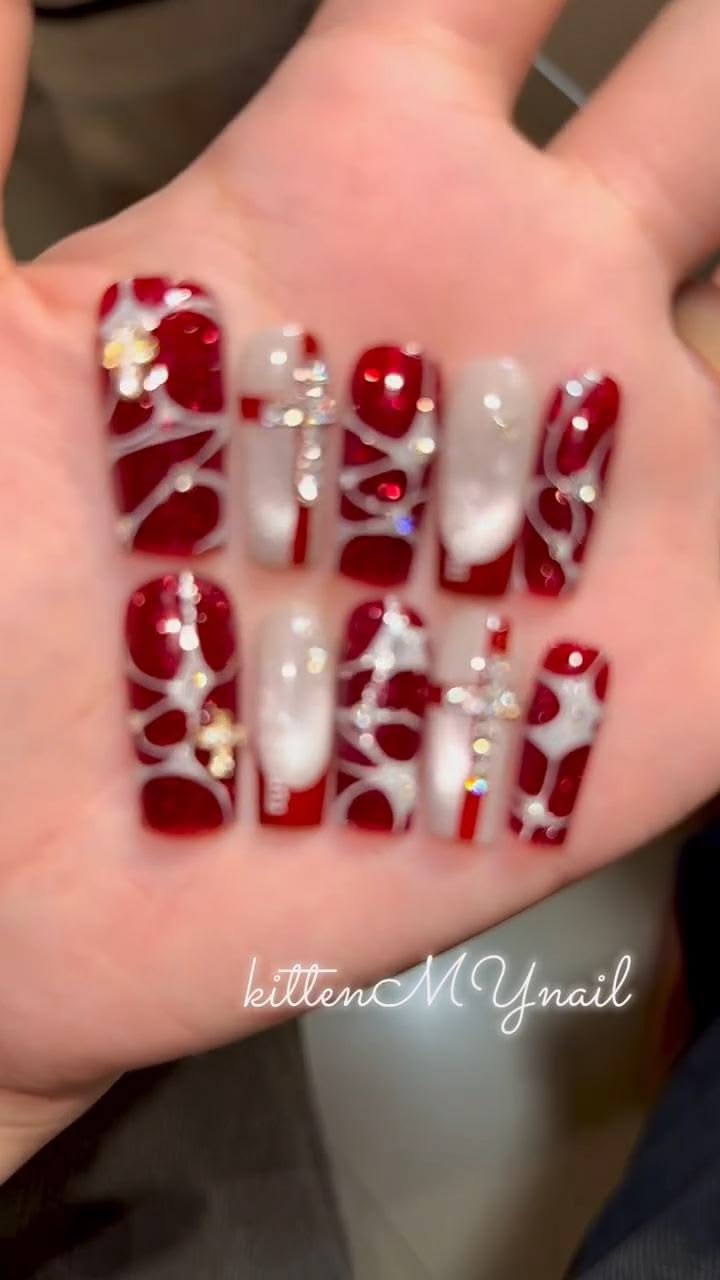 Handmade square press-on nail set featuring glittering deep 