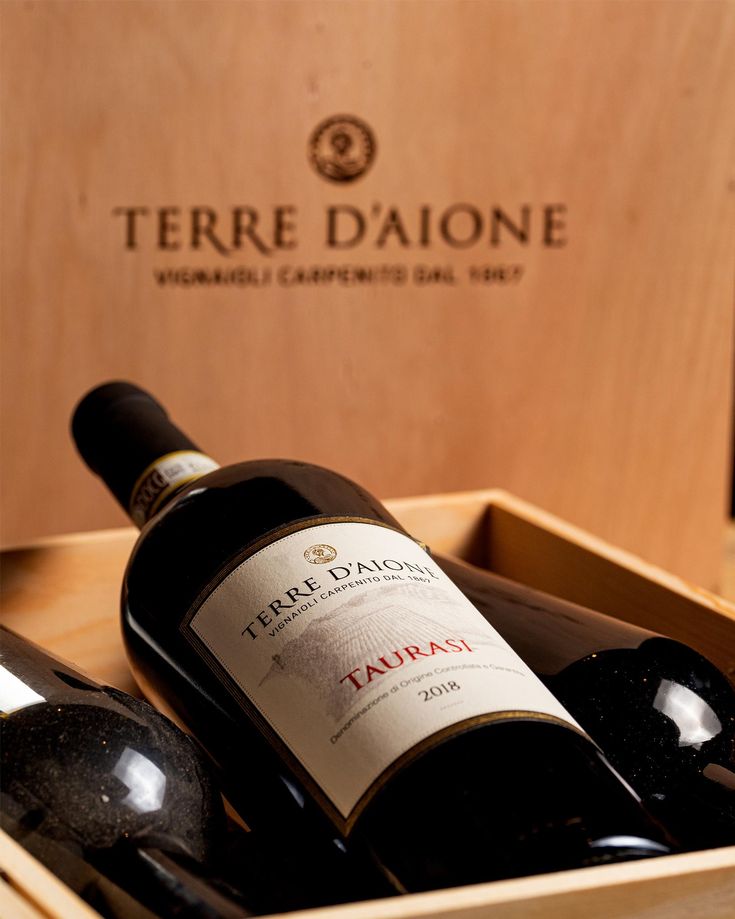 Taurasi, definito da molti come il Barolo del sud, è caratte