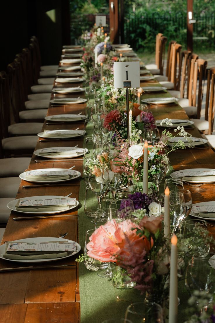 Dreamy summer dining at its finest! ✨ At Sands End Arts & Co
