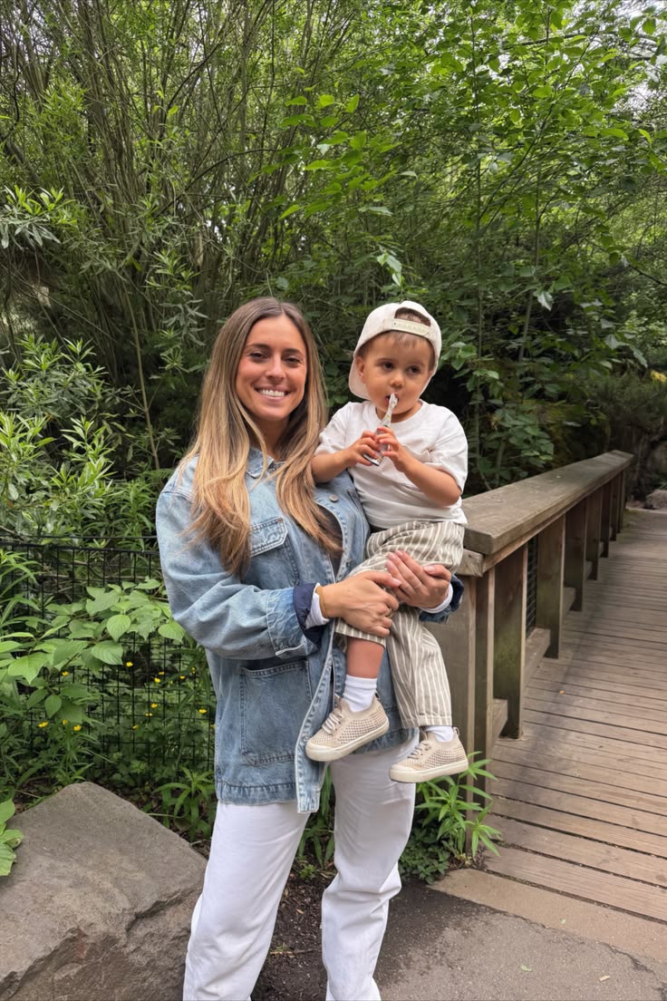 Heading out with a toddler? As a Registered Dietitian and mo