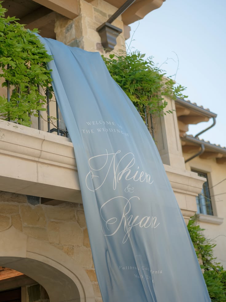 Congratulations Nhien & Ryan!🥂

We produced a 13 foot/4 metr