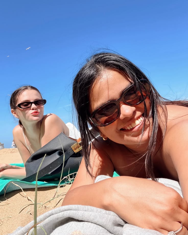 Selena Gomez with her cousin Priscilla at Palm Bay Beach, En