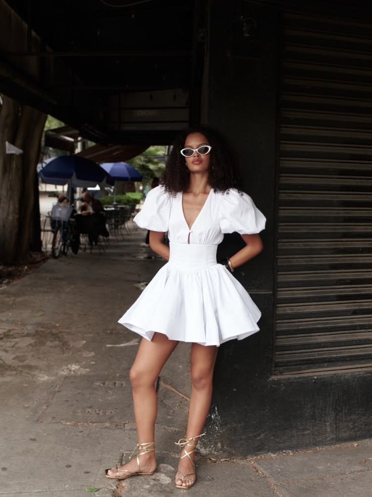 DELILAH takes the city.

Easy in White, easy on every body t