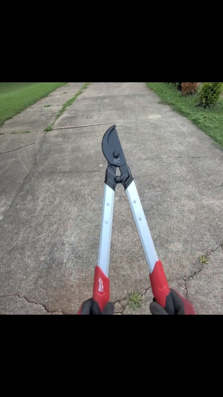 The @milwaukeetool (48-22-9378) Angled Pruner features a res