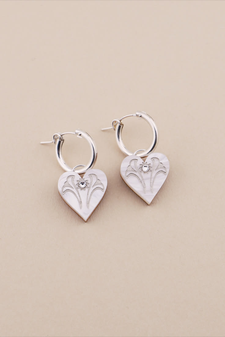Drawing from the Art Nouveau style, our heart-shaped Etta Ho